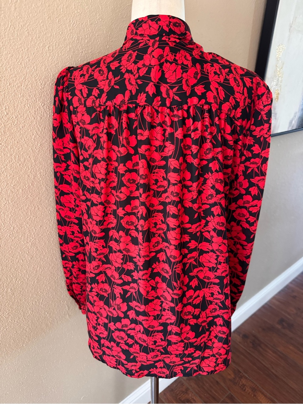 Who What Wear Red Floral Tie-Neck Blouse on Black - Picture 7 of 11